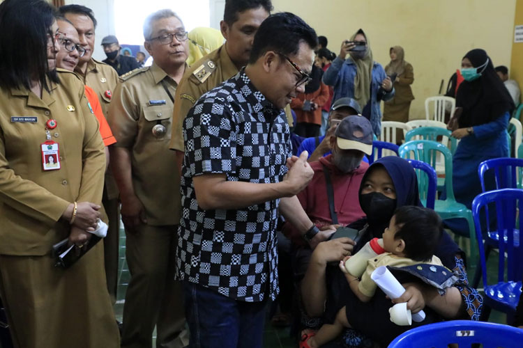 Pemberian bantuan kepada keluarga guna menekan angka stunting di Kota Malang. (Foto: Humas Pemkot Malang for TIMES Indonesia)