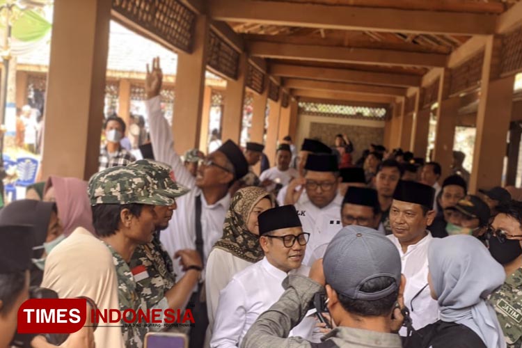 Bacawapres Abdul Muhaimin Iskandar yang akrab disapa Cak Imin menyapa warga usai melakukan ziarah ke makam Sunan Drajat Lamongan, Sabtu (9/9/2023), (FOTO: Moch. Nuril Huda/TIMES Indonesia)