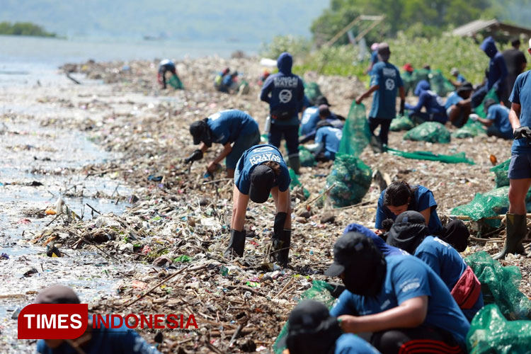 Big Clean Up Muncar, gotong royong ratusan warga untuk membersihkan sampah di Pantai Tratas. (Foto: Laila Yasmin/TIMES Indonesia)