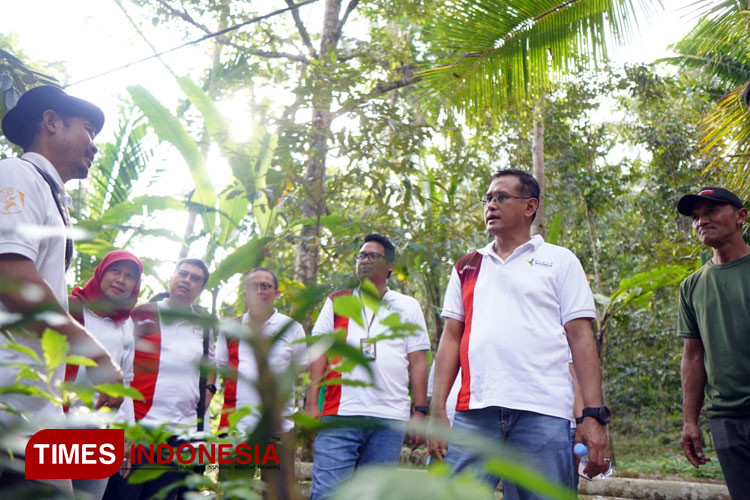 Direktur Utama Pupuk Indonesia, Rahmad Pribadi saat berdialog dengan peani durian Desa Songgon, Kecamatan Songgon, yang tergabung dalam kelompok tani Nogo. (Foto : Syamsul Arifin/TIMES Indonesia)