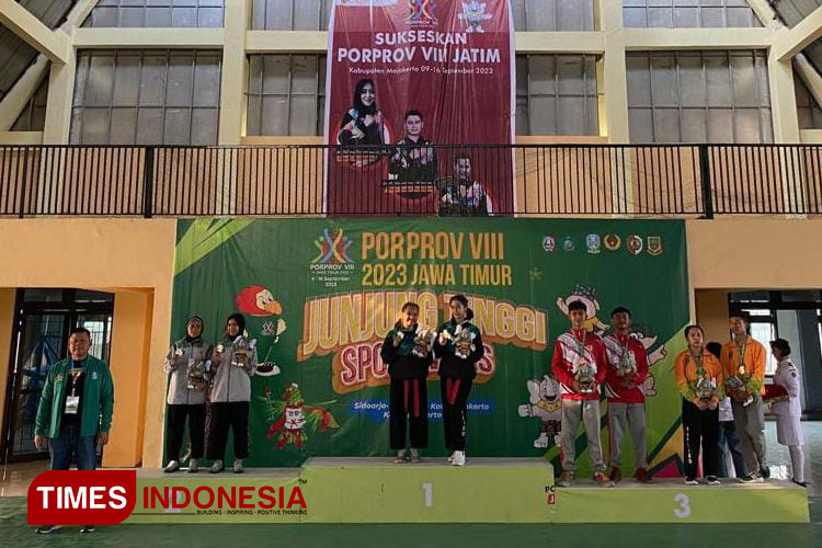 Prosesi penyerahan medali emas Porprov Jatim 2023 cabor Hapkido di GOR Gajahmada, Kabupaten Mojokerto, Sabtu (9/9/2023) (Foto: Thaoqid Nur/TIMES Indonesia)