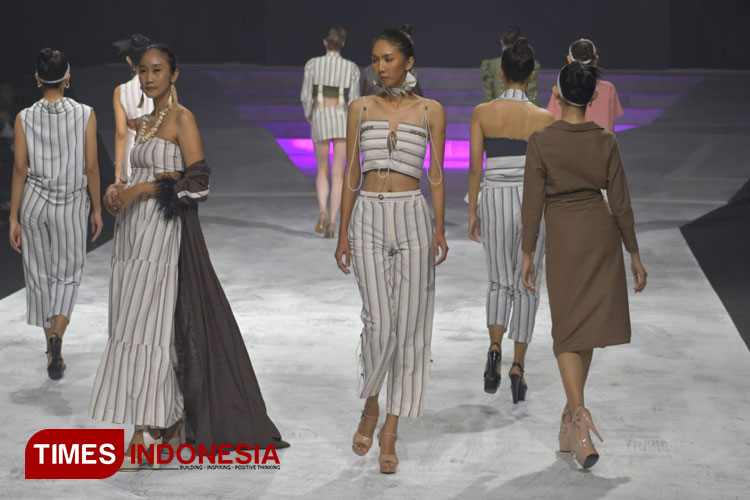 Koleksi Farah Button outfit ready to wear berbahan linen tampil dalam Surabaya Fashion Parade (SFP) 2023, Jumat (8/9/2023).(Foto : Lely Yuana/TIMES Indonesia)
