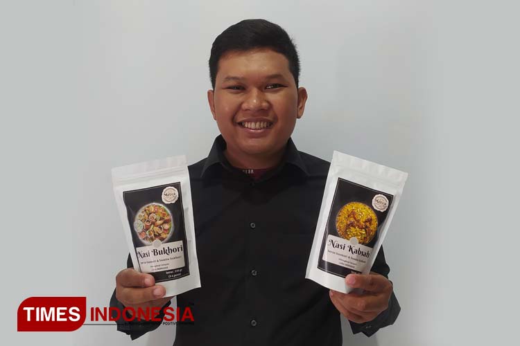 Nur zami zami (25) warga asal Desa Mojoduwur, Mojowarno, Jombang, juga santri PP. Nurul Qur'an Jogoroto yang merintis usahanya Nasi arab Instan. Sabtu, (9/9/2023). (FOTO: Bambang Cahyono/TIMES Indonesia).