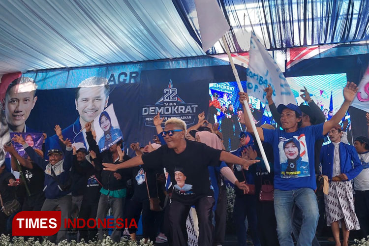 Kader Partai Demokrat Banyuwangi bersuka cita rayakan HUT ke-22 Partai Demokrat, Sabtu (9/9/2023). (Foto: Syamsul Arifin/TIMES Indonesia) 