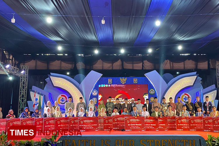 Foto bersama 20 peserta yang meraih juara SSO ke-24 bersama Majelis Pimpinan Pondok Pesantren Darul Ulum Jombang dan tamu undangan yang digelar SMA Darul Ulum Unggulan BPPT Jombang di Aula Setempat, Sabtu (9/9/2023). (FOTO: Rohmadi/TIMES Indonesia)