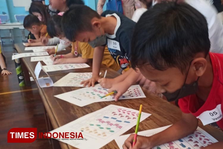 Siswa Kindergarten Surabaya Montessori School saat berpacu menyelesaikan math race, Sabtu (9/9/2023).(Foto : Lely Yuana/TIMES Indonesia)