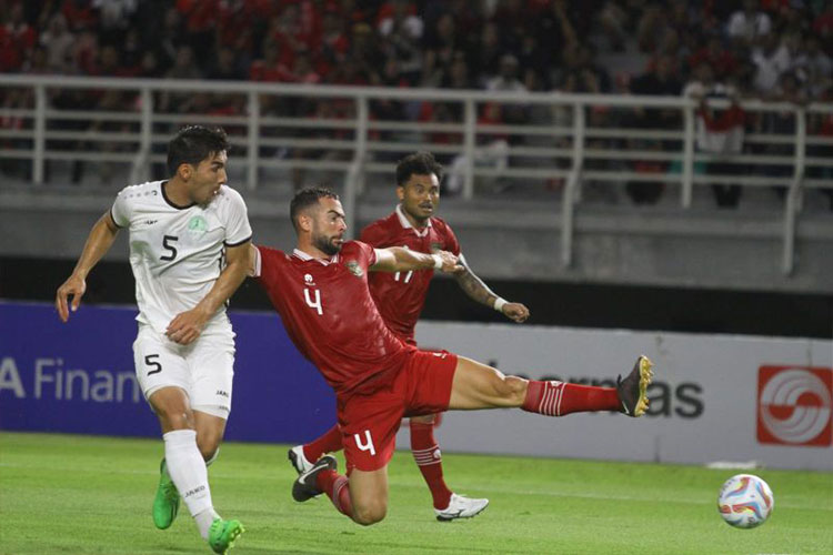 Pemain Timnas Indonesia Jordi Amat (tengah) berebut bola dengan pemain Turkmenistan Bashimov Abdy (kiri) saat laga FIFA Matchday di Stadion GBT Surabaya, Jumat (8/9/2023) malam. (Foto: ANTARA/Moch Asim)