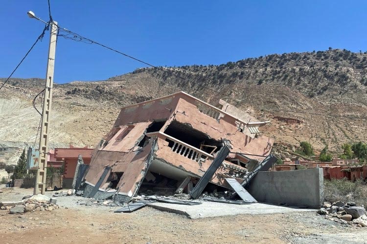 Sebuah bangunan runtuh di jalan antara Amizmiz dan Ouirgane di Maroko. (FOTO: Reuters)