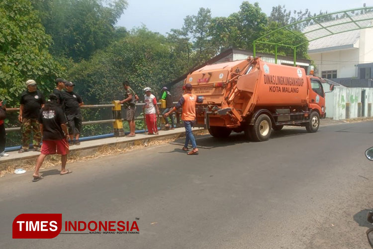 Truk sampah milik DLH Kota Malang saat mengangkut sampah-sampah di sungai Bunulrejo, Kota Malang. (Foto: Rizky Kurniawan Pratama/TIMES Indonesia)