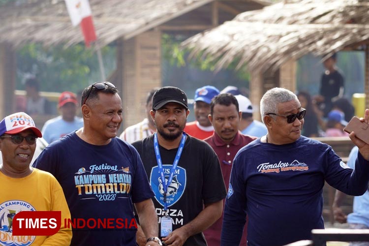 Wali Kota dan Wakil Wali Kota Tidore saat menyaksikan lomba dayung FKNT (FOTO: Harianto/TIMES Indonesia)