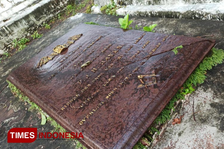 Nisan F.J.H Bayer Ridder di Makam Peneleh Surabaya berlogo jangkar dan penggaris khas Freemason.(Foto : Lely Yuana/TIMES Indonesia)