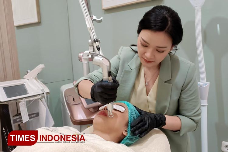 CEO & Founder Neuvel Aesthetic & Dental Clinic dr Jessica Christina Tenggara saat menangani pasien,  Minggu (10/9/2023). (FOTO: Lely Yuana/TIMES Indonesia)