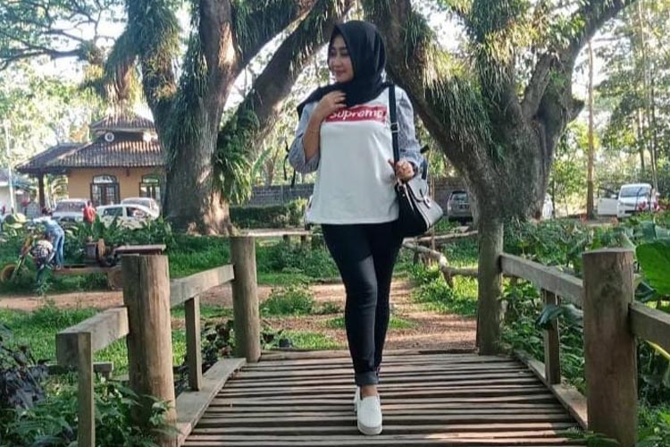 Luluk Nuril, istri polisi yang viral gara-gara memaki siswi magang di Probolinggo.