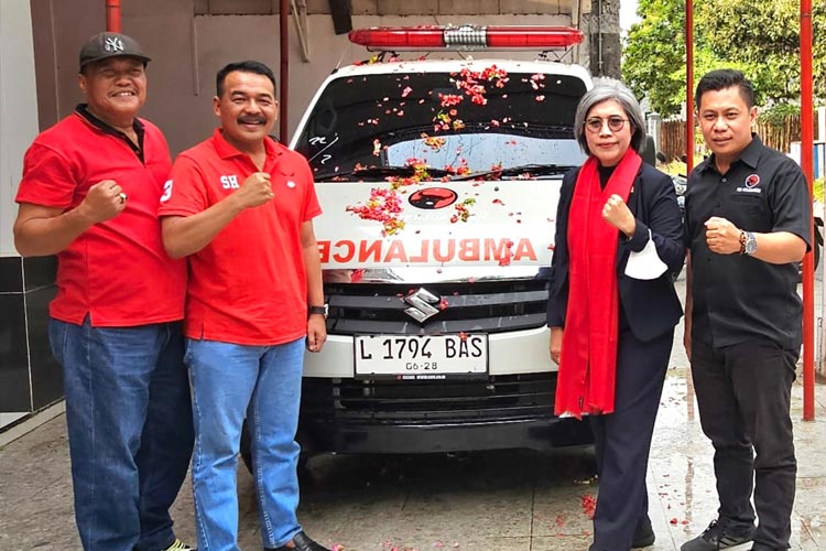 Anggota DPR RI Komisi XI, Indah Kurnia saat menyerahkan satu unit mobil ambulan kepada DPC PDI Perjuangan Sidoarjo