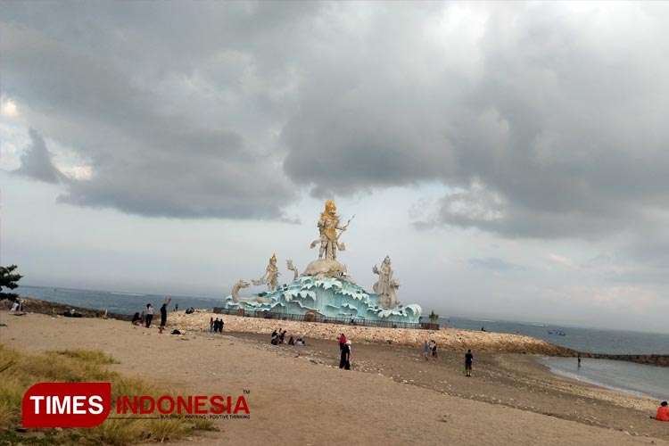 Patung ikonik setinggi 18 meter Dewa Baruna menambah eksotis pantai Segara atau dikenal juga dengan sebutan Pantai Jerman. (Foto: Susi/TIMES Indonesia)