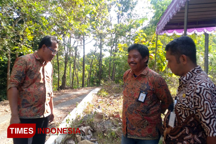 Pejabat Satker PJN wilayah DIY didampingi Camat Purwosari Wahyu Ardi Nugroho meninjau lokasi proyek JJLS kelok 18 di perbatasan Parangtritis-Gitijati. (Foto: Edis/ TIMES Indonesia)
