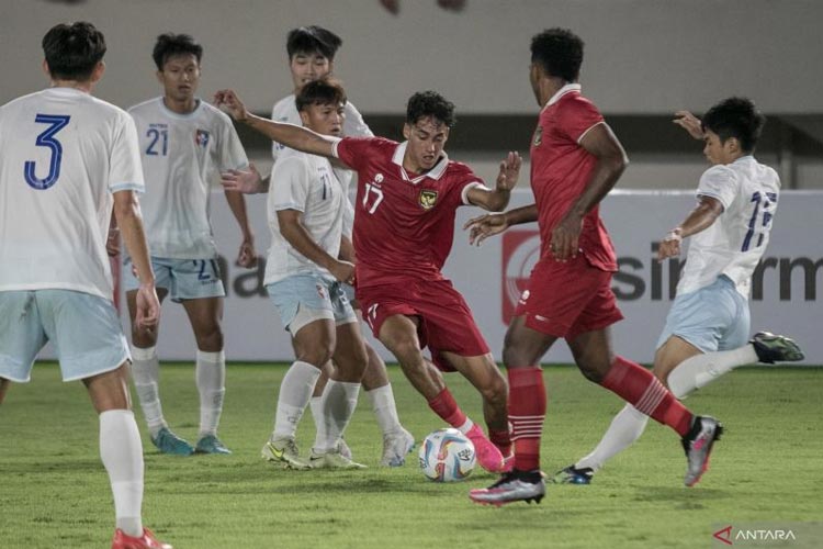 Pemain Timnas Indonesia Rafael William Struick (ketiga kanan) berusaha melewati hadangan pemain Chinese Taipei pada pertandingan grup K kualifikasi Piala Asia U-23 AFC 2023 di Stadion Manahan, Solo, Sabtu (9/9/2024). (ANTARA)