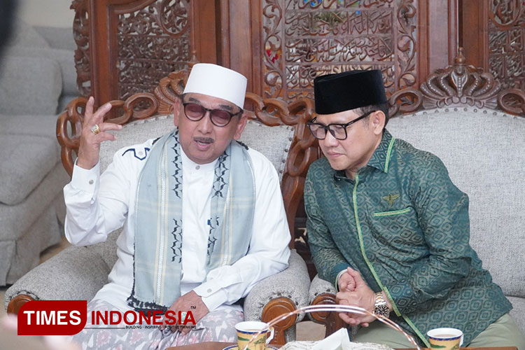 Ketua PBNU dan Pengasuh Pesantren Bahrul Ulum Jombang KH. Hasib Wahab Hasbullah saat bertemu dengan Abdul Muhaimin Iskandar atau Cak Imin Bacawapres dari PKB di Tambakberas Jombang, Minggu (10/9/2023). (FOTO: Taqwalun CH/TIMES Indonesia)