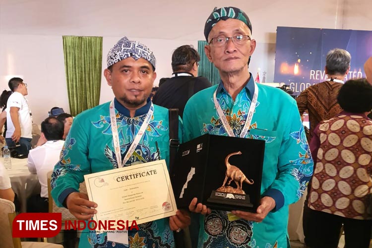 Bupati Bondowoso KH Salwa Arifin dan Kadis Parbudpora saat terima sertifikat Ijen Geopark (FOTO: Mulyadi for TIMES Indonesia)