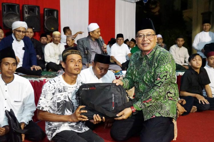 Wakil Bupati Malang, Didik Gatot Subroto saat menyerahkan bantuan laptop. (FOTO: Dok. Prokopim Kabupaten Malang)
