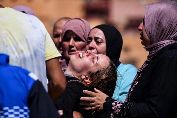 Pada hari Minggu, para wanita di Al Haouz yang histeris setelah mengetahui keluarganya menjadi korban gempa bumi dahsyat yang terjadi di Maroko. (FOTO:  Europa Press melalui AP)