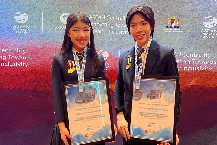 Mischka dan Devon menerima penghargaan Youth Achievement Record. (FOTO: dok. Pribadi for TIMES Indonesia) 