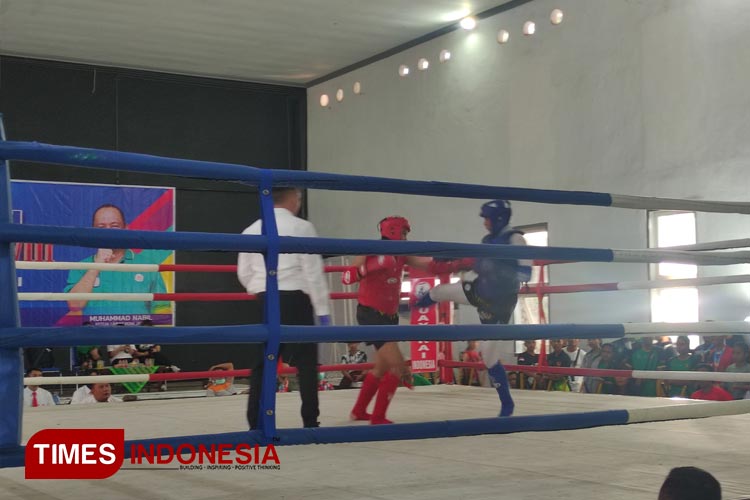 Pertandingan cabor Muay Thai Porprov Jatim 2023 yang digelar di gedung olahraga SMAN 2 Kota Mojokerto, Senin (11/9/2023) (Foto: Theo/TIMES Indonesia)