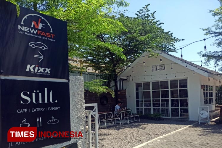NewFast Jalan Arif Rahman Hakim Surabaya menghadirkan bengkel berkonsep cafe, Senin (11/9/2023). (FOTO: Lely Yuana/TIMES Indonesia)