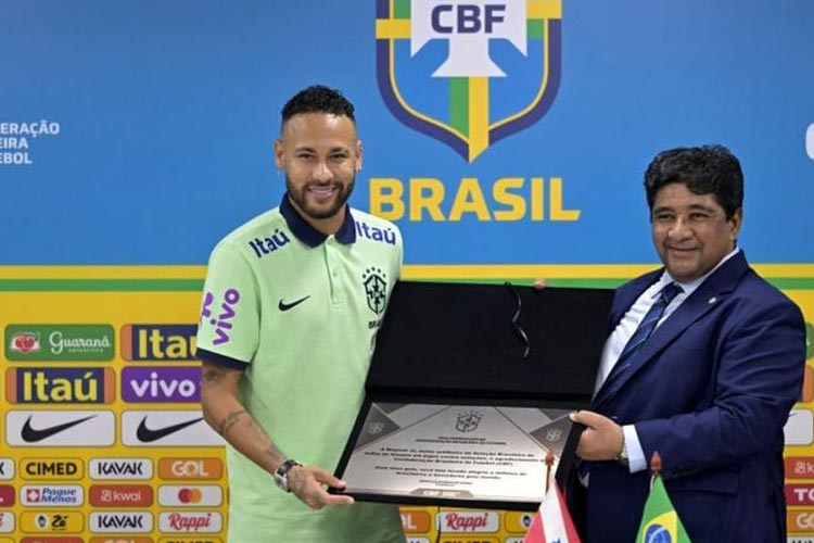 Neymar Jr mendapatkan penghargaan karena berhasil melampaui rekor dari sang legenda Pele oleh federasi sepak bola Brazil setelah pertandingannya, Sabtu (09/09/2023). (FOTO: Getty Images)