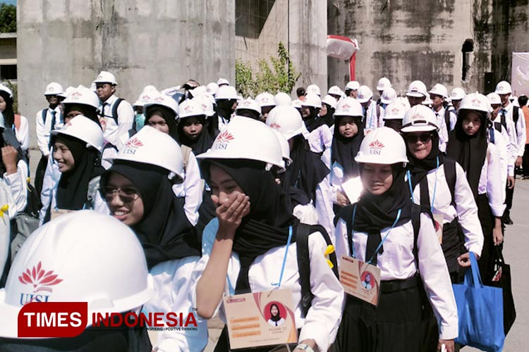 Mahasiswa UISI saat menjalani PKKMB di Kampus B. (FOTO: Akmal/TIMES Indonesia)