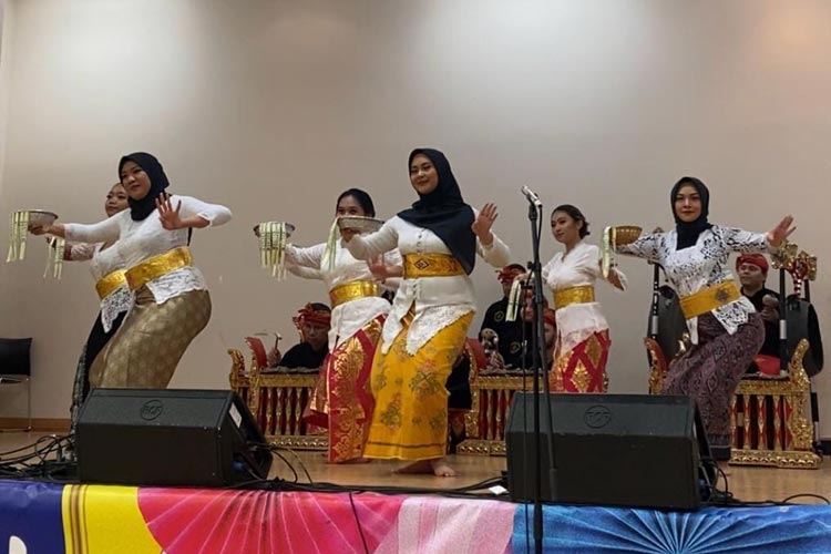 The crew of UC Gamelan including the member of PPI New Zealand before their performance. (Photo: PPI New Zealand)