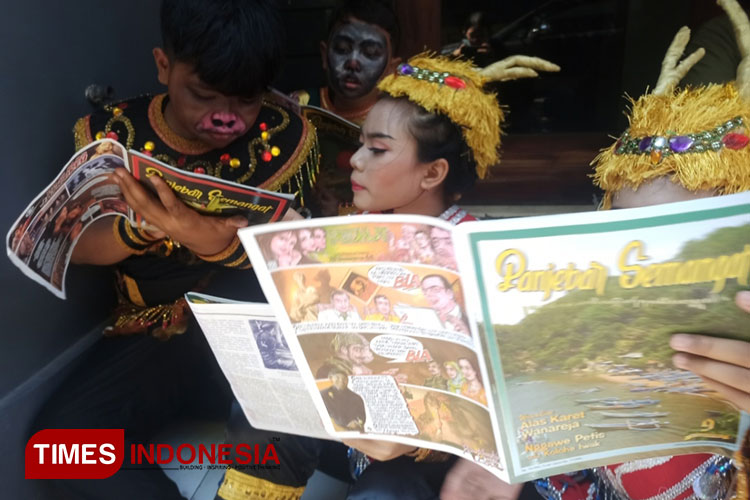 Anak-anak peserta kirab budaya membaca Majalah Panjebar Semangat, Senin (11/9/2023). (Foto: Lely Yuana/TIMES Indonesia)