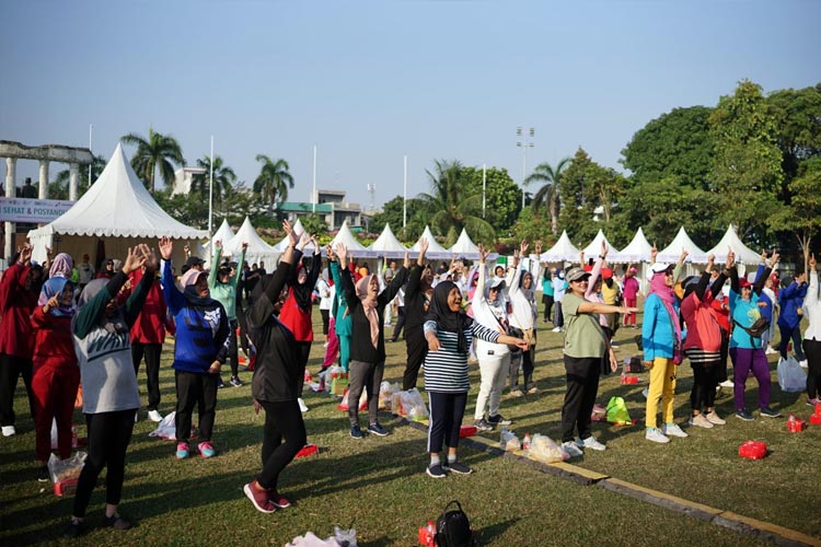 Antusiasme para bunda mengikuti senam sehat persembahan Pertamina dan BUMN di Tugu Pahlawan Surabaya, Sabtu (9/9/2023). (FOTO: Dok.Pertamina)