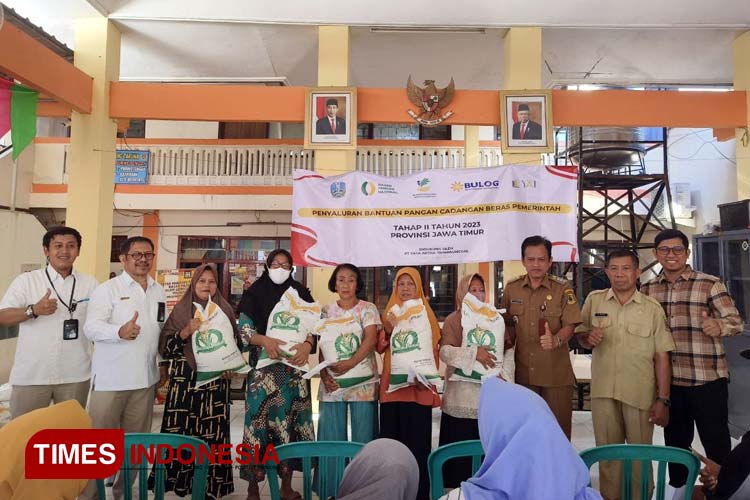 Perum Bulog Surabaya Selatan bersama Pemerintah Desa dan Pemerintah Kecamatan dalam penyaluran Bantuan Pangan Tahap 2, Senin (11/9/2023) (Foto: Dok. TIMES Indonesia)