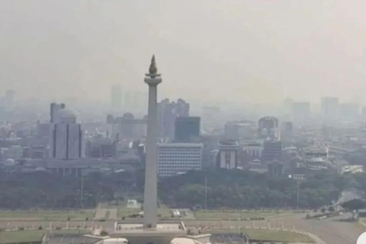 Tugu Monas dengan latar Jakarta yang berpolusi, Rabu (16/8/2023). (FOTO: ANTARA/Mecca Yumna NP)