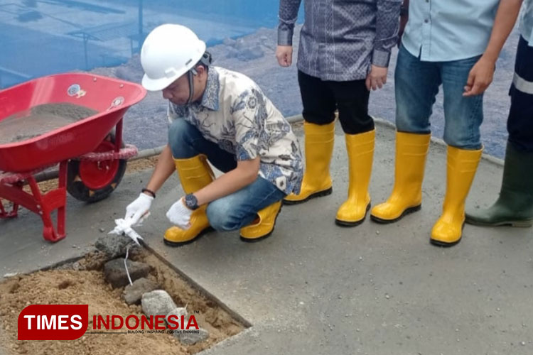 Wakil Bupati Blitar Rahmat Santoso melakukan peletakan batu pertama pembangunan Biogas PT Greenfields Farm 2 (Foto : Nur Al Ana/TIMES Indonesia) 