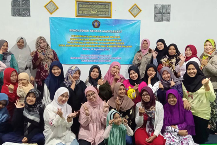 Dosen Sosiologi Universitas Brawijaya workshop pengenalan dan pelatihan digital marketing di Desa Sumbersekar, Dau, Kabupaten Malang. (Foto: Dewi Puspita Rahayu/Universitas Brawijaya)