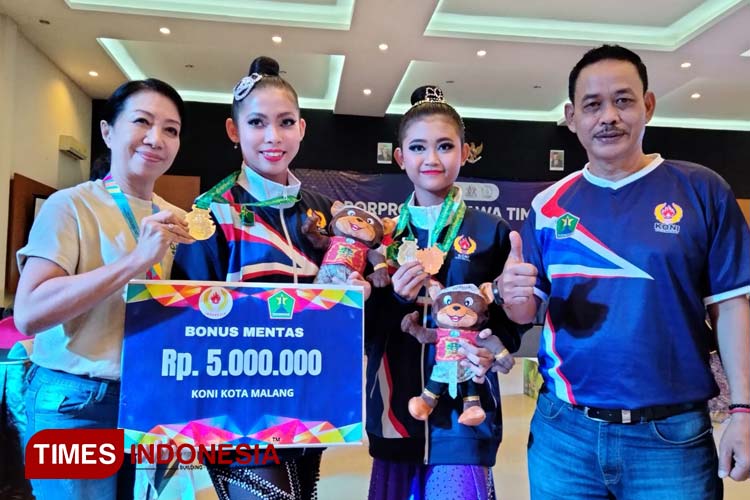 Tim Cabor Dance Sport Kota Malang usai menerima medali emas di De Resort, Kota Mojokerto, Senin (11/9/2023) (Foto: Dok. TIMES Indonesia)