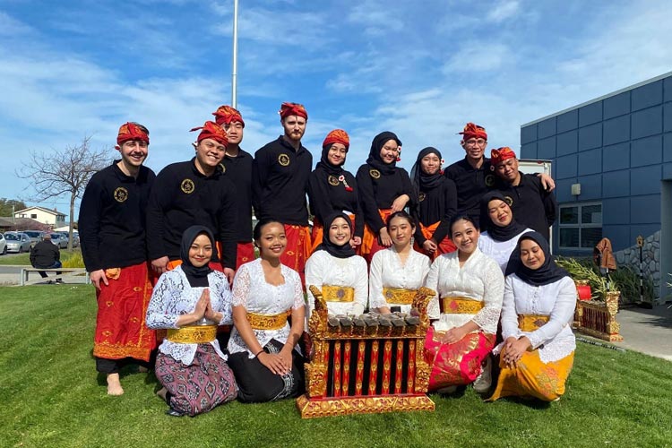 Anggota PPI Selandia Baru dan pelajar lokal yang tergabung dalam UC Gamelan bersiap tampil di Selwyn Culture Fest. (FOTO: PPI Selandia Baru)