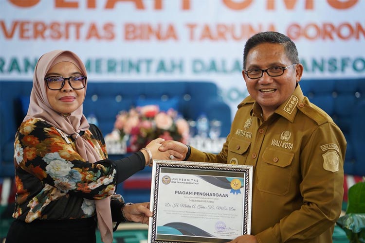 Wali Kota Gorontalo, Marten Taha usai melakukan penandatanganan kesepakatan bersama dengan Universitas Bina Taruna (Unbita) Gorontalo, Senin (11/9/2023). (Foto: Humas Pemkot Gorontalo for TIMES Indonesia) 