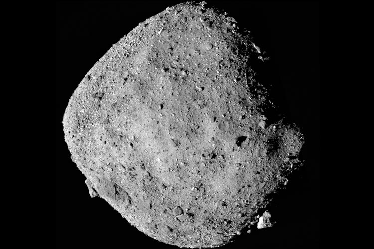Inilah asteroid Bennu yang sudah berumur miliaran tahun dan telah didarati pesawat ruang angka milik NASA, Osiris-Rex. (FOTO: NASA)