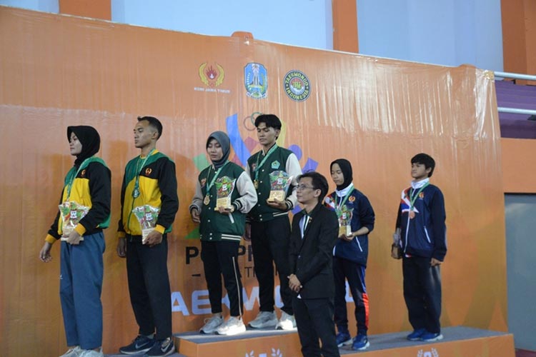 Penyerahan medali kepada para atlet Taekwodo pada Porprov Jatim VIII di Gor Merdeka Jombang, Rabu (6/9/2023). (FOTO: Dok. Koni Jombang for TIMES Indonesia)
