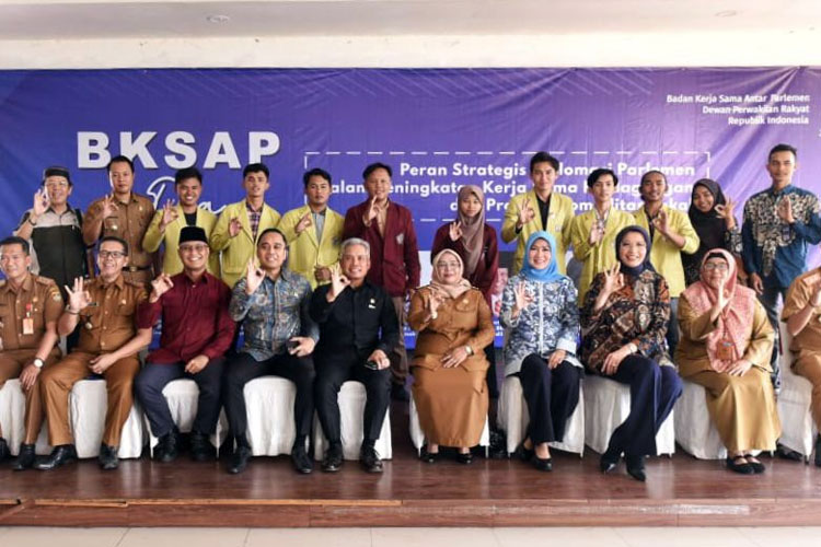 Wakil Ketuw BKSAP DPR Achmad Hafisz Tohir memimpin Tim Kunjungan Kerja BKSAP dalam acara BKSAP Days di Pendopo Bupati Musi Rawas, Lubuk Linggau, Sumsel. (Foto: Dok: DPR)