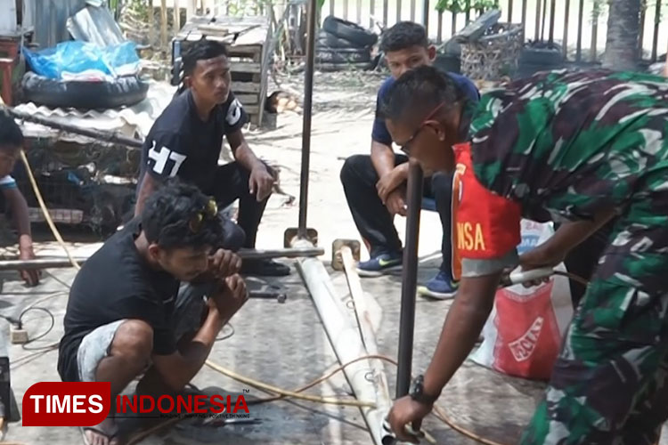 Babinsa Kodim 0110/Abdya saat mengajarkan anak-anak putus sekolah tentang ilmu mekanik. (Foto: T Khairul Rahmat/TIMES Indonesia)