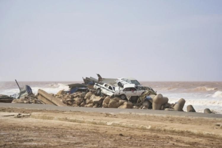 Tumpukan mobil-mobil tersapu dari kota di Libya hingga mencapai bibir pantai, mengindikasikan betapa hebatnya kekuatan banjir bandang yang menyapu akibat Badai Daniel.(FOTO A: AP)