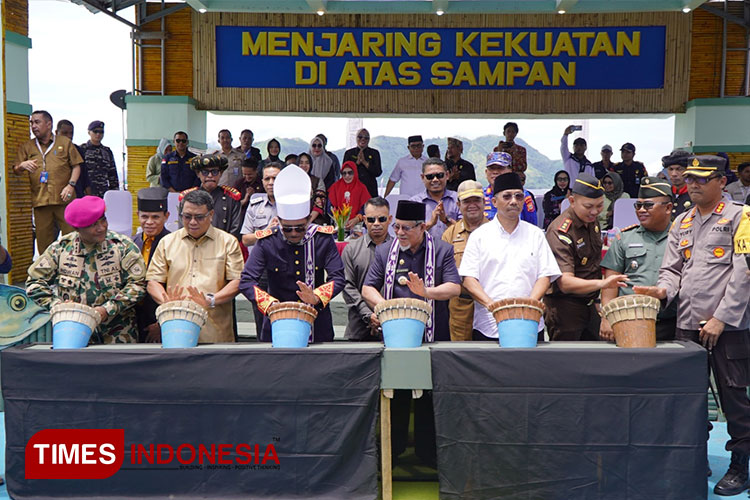 Pemukulan tifa sebagai tanda dimulainya FKNT 2023 (Foto: Harianto/TIMES Indonesia)
