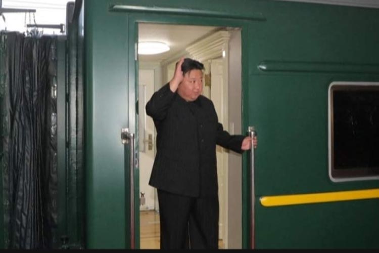 Kereta api lapis baja yang membawa Kim Jong-un saat ini menuju Rusia. Kereta ini pula yang diyakini membawa mendiang pemimpin Korea Utara, Kim Jong Il ke China pada Agustus 2010.(FOTO: BBC)