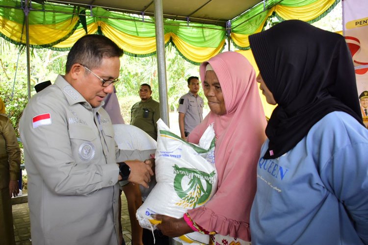 Wali Kota Gorontalo, Marten Taha saat memberikan bantuan cadangan pangan. (Foto: Humas Pemkot Gorontalo) 
