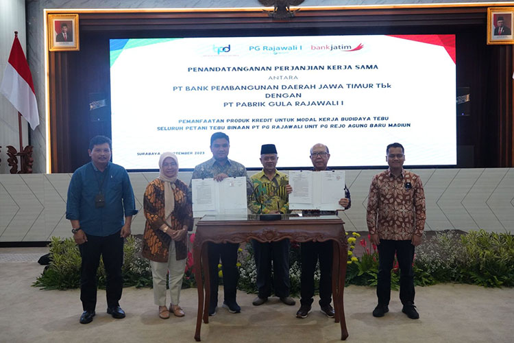 Direktur Mikro, Ritel & Menengah Bank Jatim R. Arief Wicaksono dan Direktur Utama PT Pabrik Gula Rajawali I Daniyanto menunjukkan surat perjanjian kerja sama pada hari Senin (11/9/2023). (FOTO: Dok. Humas Bank Jatim)