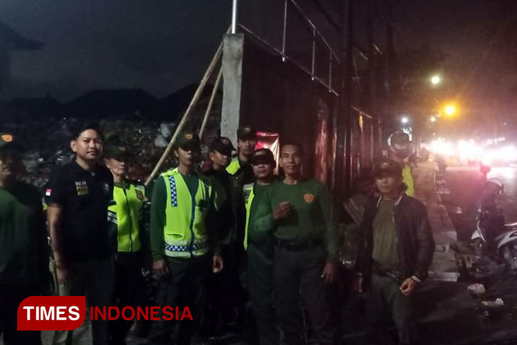 Petugas Satpol PP kini berjaga di TPS Gunung Agung guna antisipasi menggunungnya volume sampah. (Foto: Susi/TIMES Indonesia)